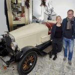 Aufnahme Paar vor Oldtimer