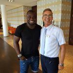 Gerald Asamoah und Direktionassistent Rene Bischel