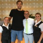 Dirk Nowitzki mit Mitarbeitern