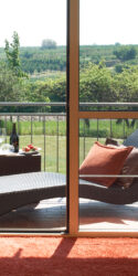 Detailfoto eines Liegestuhles auf dem Balkon unseres Apartmenthauses