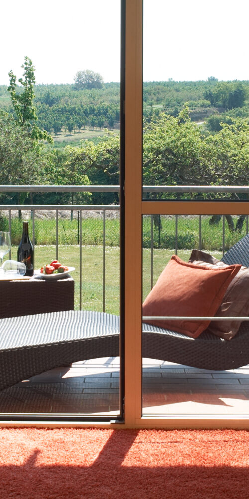 Detailfoto eines Liegestuhles auf dem Balkon unseres Apartmenthauses