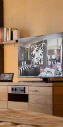 Bild auf den Flatscreen in einem Deluxe Zimmer
