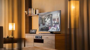 Bild auf den Flatscreen in einem Deluxe Zimmer
