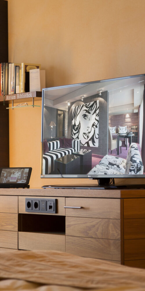 Bild auf den Flatscreen in einem Deluxe Zimmer