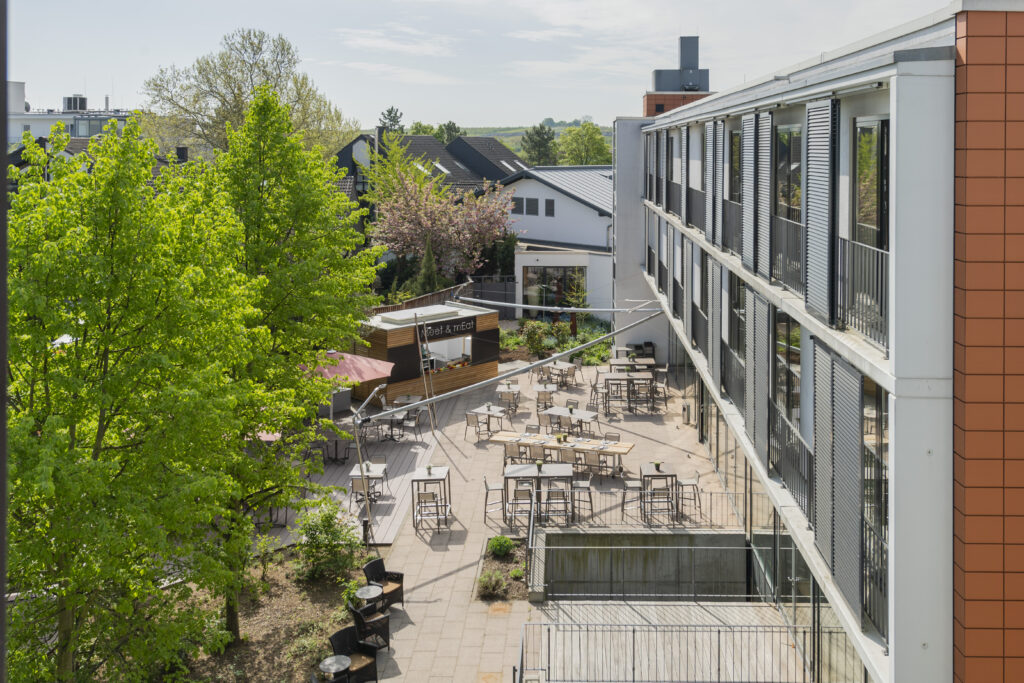 Aufnahme der gesamten Bankett Terrasse aus dem zweiten Stock des Atrium Congress Center 3