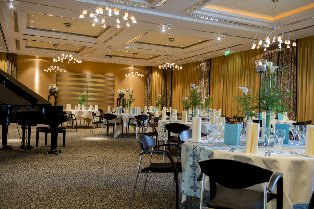 Tagungsraum C1+C2 kombiniert in einer Bankettbestuhlung mit zugezogenen Verdunklungsvorhängen