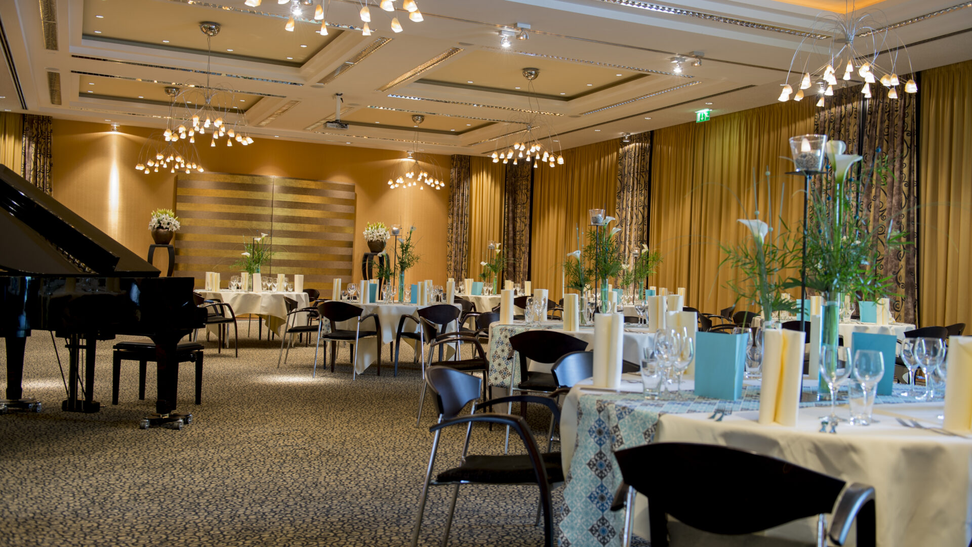 Tagungsraum C1+C2 kombiniert in einer Bankettbestuhlung mit zugezogenen Verdunklungsvorhängen