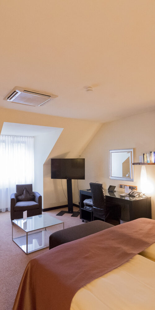 Junior Suite Bild in Richtung Dachgaube aus dem Bett