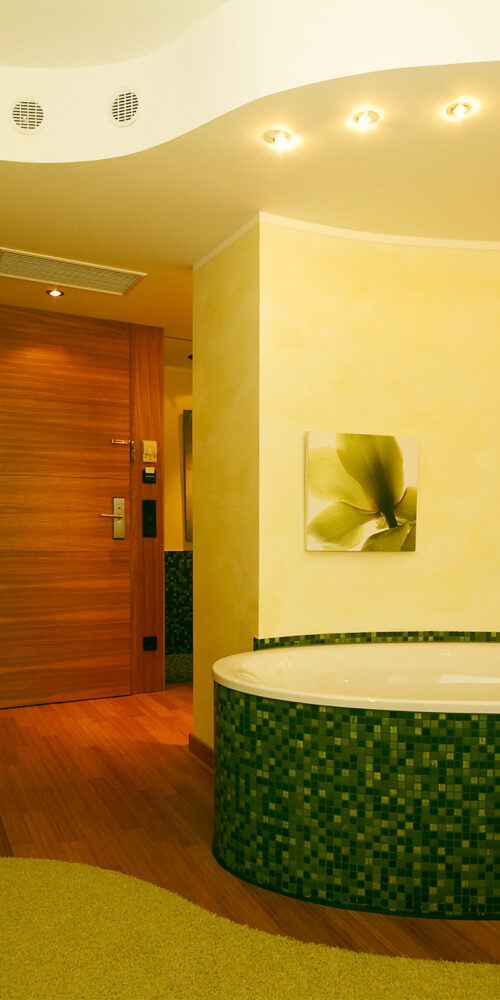 Junior Suite 408 mit Blick und Fokus auf die freistehende Badewanne im Zimmer