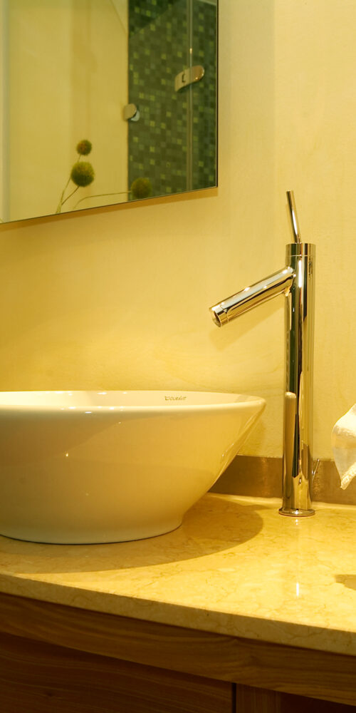 Junior Suite 408 eine Detailaufnahme des Waschbeckens und der Waschzeile des offenen Bades