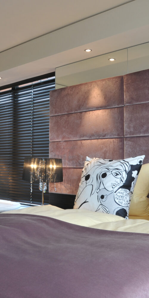 Grandsuite 522 Detailaufnahme des Bettes mit Fokus auf den Dekokissen