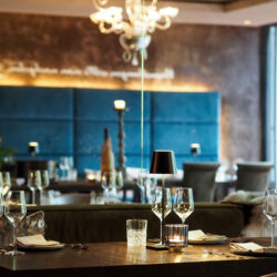 Detailaufnahme eines eingedeckten Tisches im zurückgezogenen Teil des Atrium Restaurants