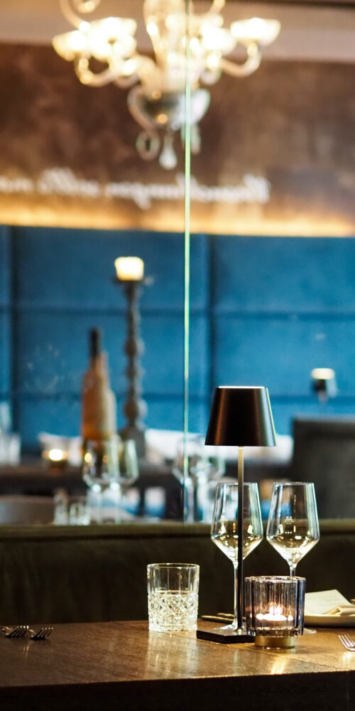 Detailaufnahme eines eingedeckten Tisches im zurückgezogenen Teil des Atrium Restaurants