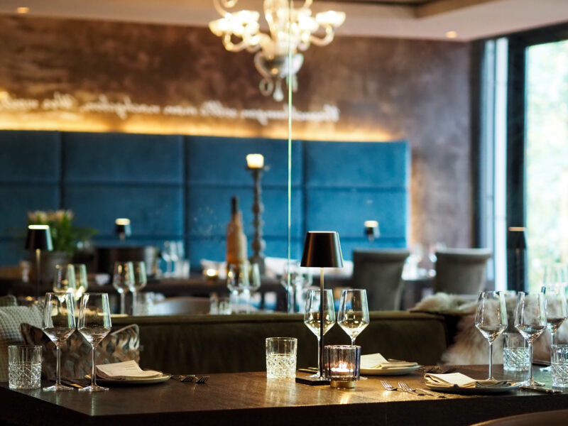 Detailaufnahme eines eingedeckten Tisches im zurückgezogenen Teil des Atrium Restaurants