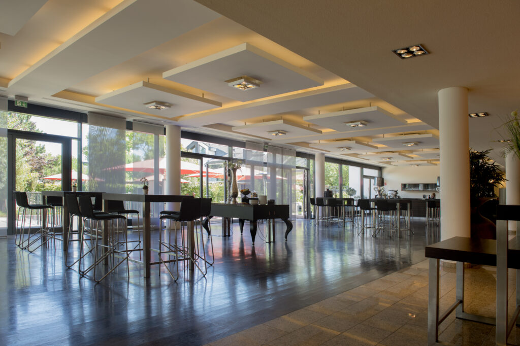 Foyer Forum öffentlicher Bereich und Pausenzone vor den Tagungsräumen D1-D3 mit Blick im Hintergrund auf die Bankett Terrasse