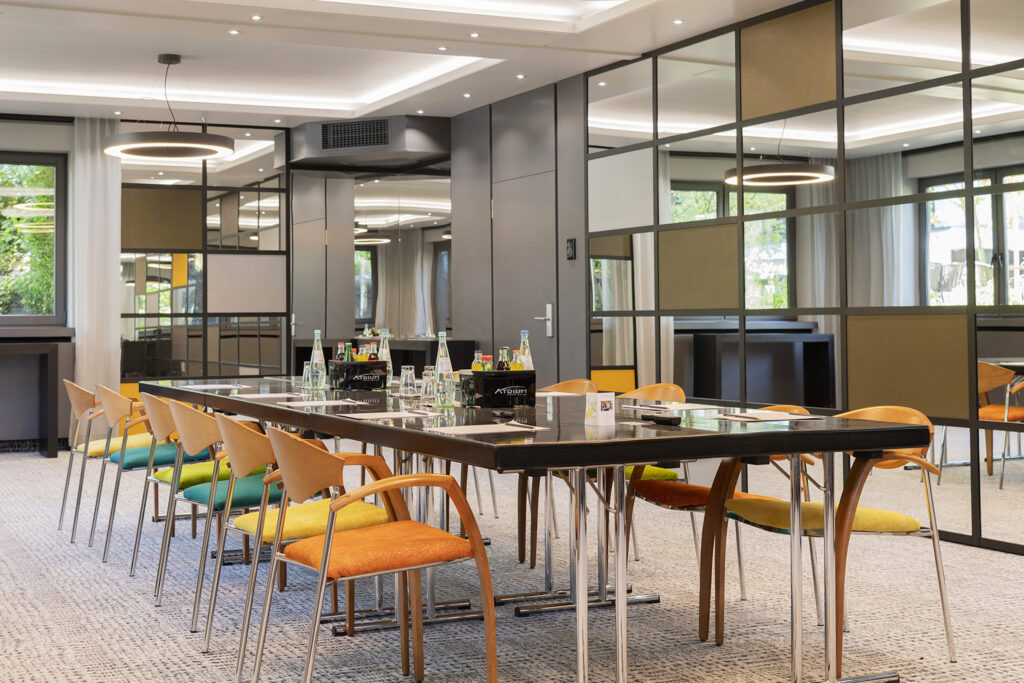 Aufnahme des Tagungsraumes B1+B2 mit Blick auf das Block-Setup