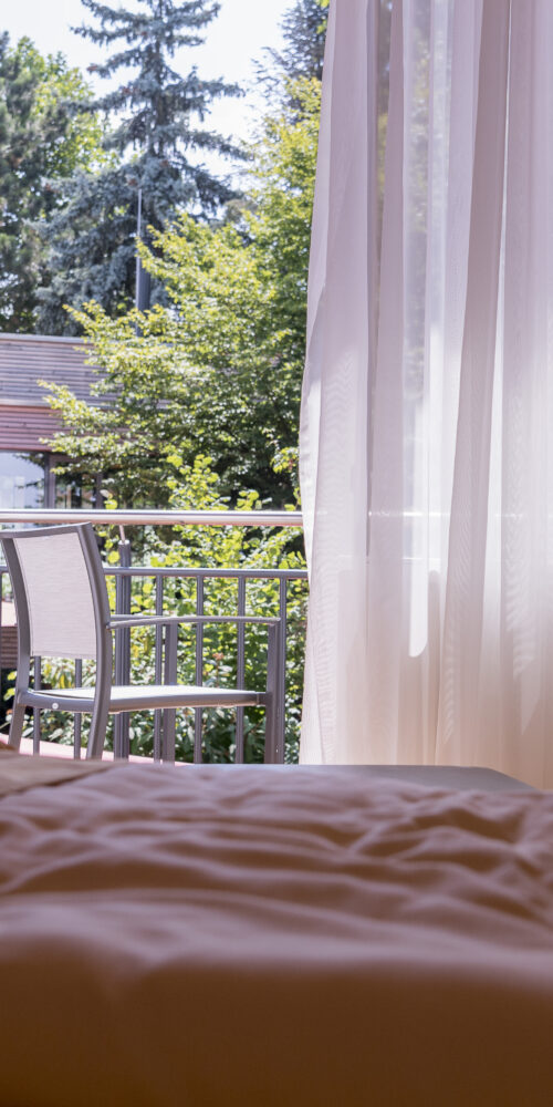 Blick aus einem Superior Zimmer in den Atrium Garten