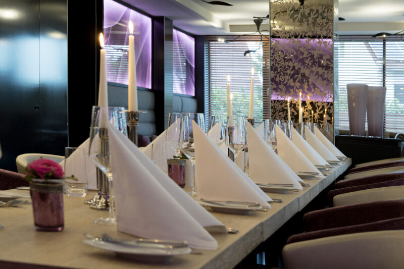 Detailaufnahme der eingedeckten Tafel im Buffetrestaurant Allegro