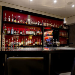 Atrium Bar mit Blick auf die Spirituosenwand