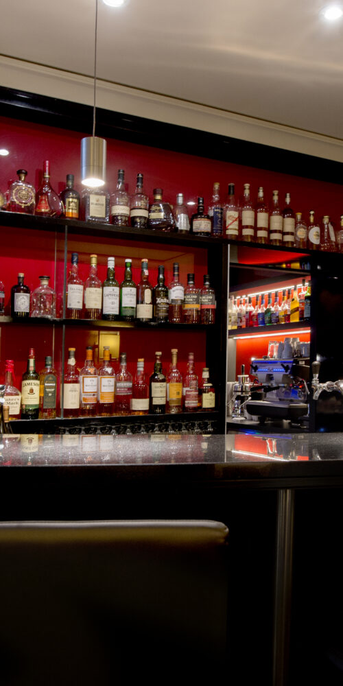 Atrium Bar mit Blick auf die Spirituosenwand