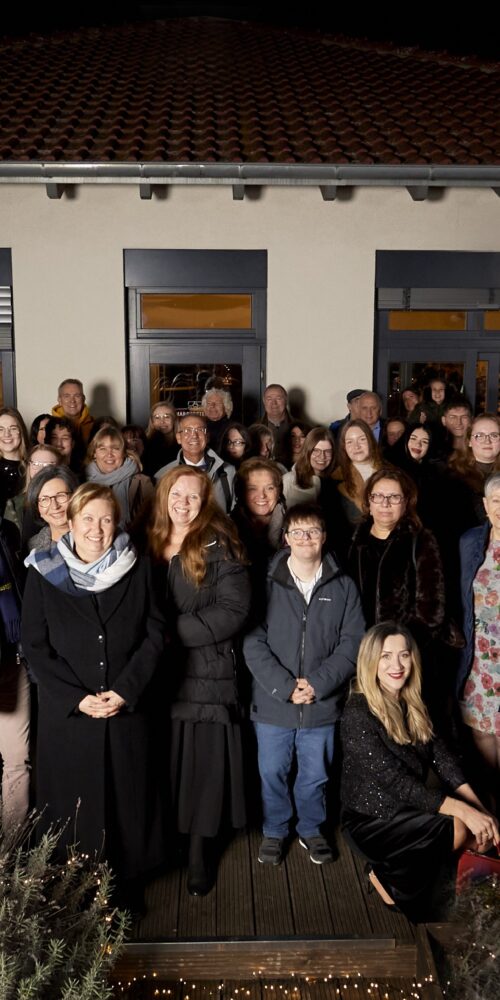 Gruppenbild des Atrium Hotel Mainz Teams an der Weihnachtsfeier 2024 am Abend aufgenommen