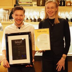 Helge Straub Schilling Tim Eckert und Maike Witfang halten drei Urkunden vor der Anrichte in unserer Genusswerkstatt