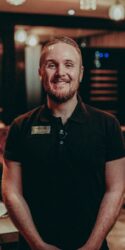 Sommelier und Mitarbeiter Dennis Schmidt aufgenommen in der Atrium Genusswerkstatt
