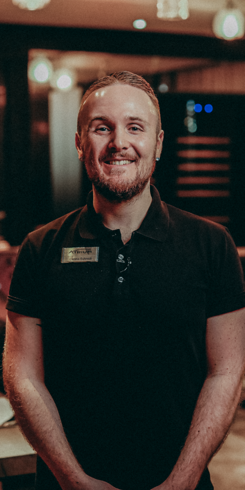Sommelier und Mitarbeiter Dennis Schmidt aufgenommen in der Atrium Genusswerkstatt