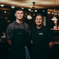 Foto von zwei Mitarbeitern im Restaurant Cucina aufgenommen