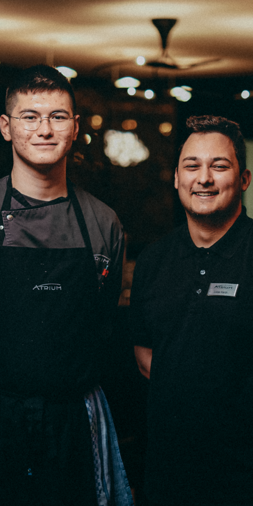 Foto von zwei Mitarbeitern im Restaurant Cucina aufgenommen