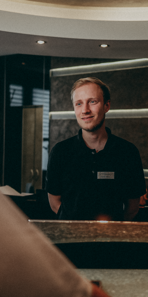 Foto von einem Empfangsmitarbeiter bei check in