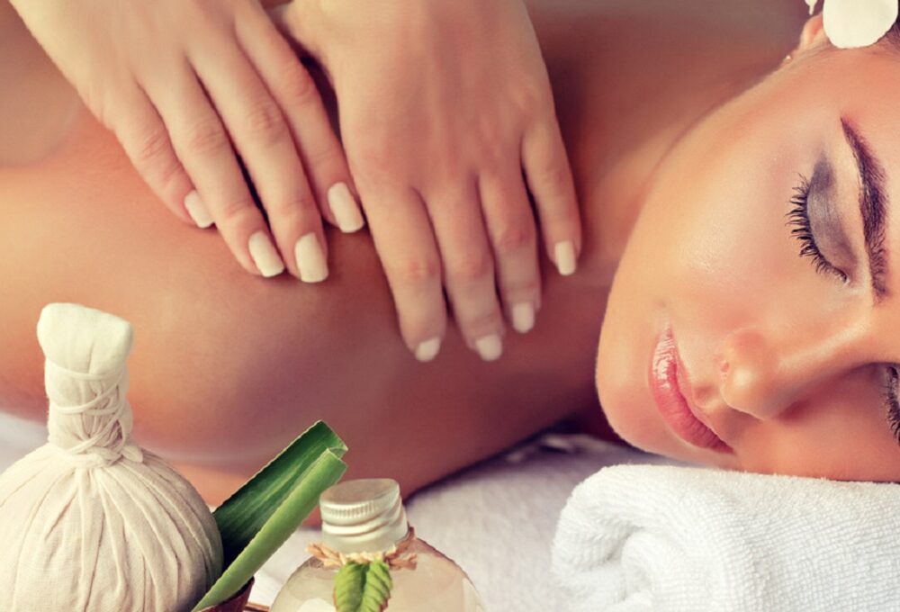 Frau erhält eine Massage