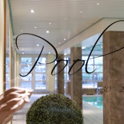 Schriftzug Pool auf unserer Glasscheibe vor dem Eingang zum Pool