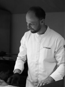 Bankettküchenchef Danny Rudolph in der Grillhütte Meet & Meat fotografiert