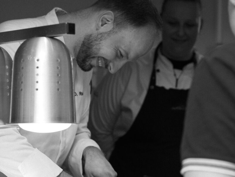 Bankettküchenchef Danny Rudolph beim Schneiden einen Stück Fleisches