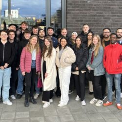 Azubiteam Gruppenfoto beim gemeinsamen Azubiausflug in Mainz vor dem Me and All Hotel im Jahr 2024