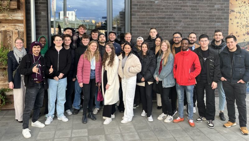 Azubiteam Gruppenfoto beim gemeinsamen Azubiausflug in Mainz vor dem Me and All Hotel im Jahr 2024