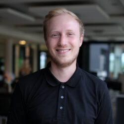 Portraitfoto von Mitarbeiter Bastian Bieker