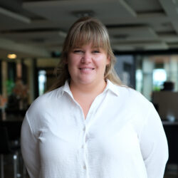 Portraitfoto von Mitarbeiterin Luisa Kirschenknapp