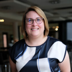Portraitfoto von Mitarbeiterin Sarah Schuster