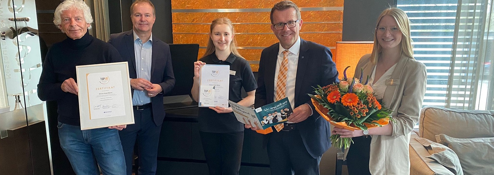 Foto Dehoga Top Ausbildungsbetrieb mit Inhaber Dr. Lothar Becker, Direktor Lutz Frey, Personalerin Hannah Manz, Azubine Frau Steenbock und Dehoga RLP Präsident Herrn Haumann