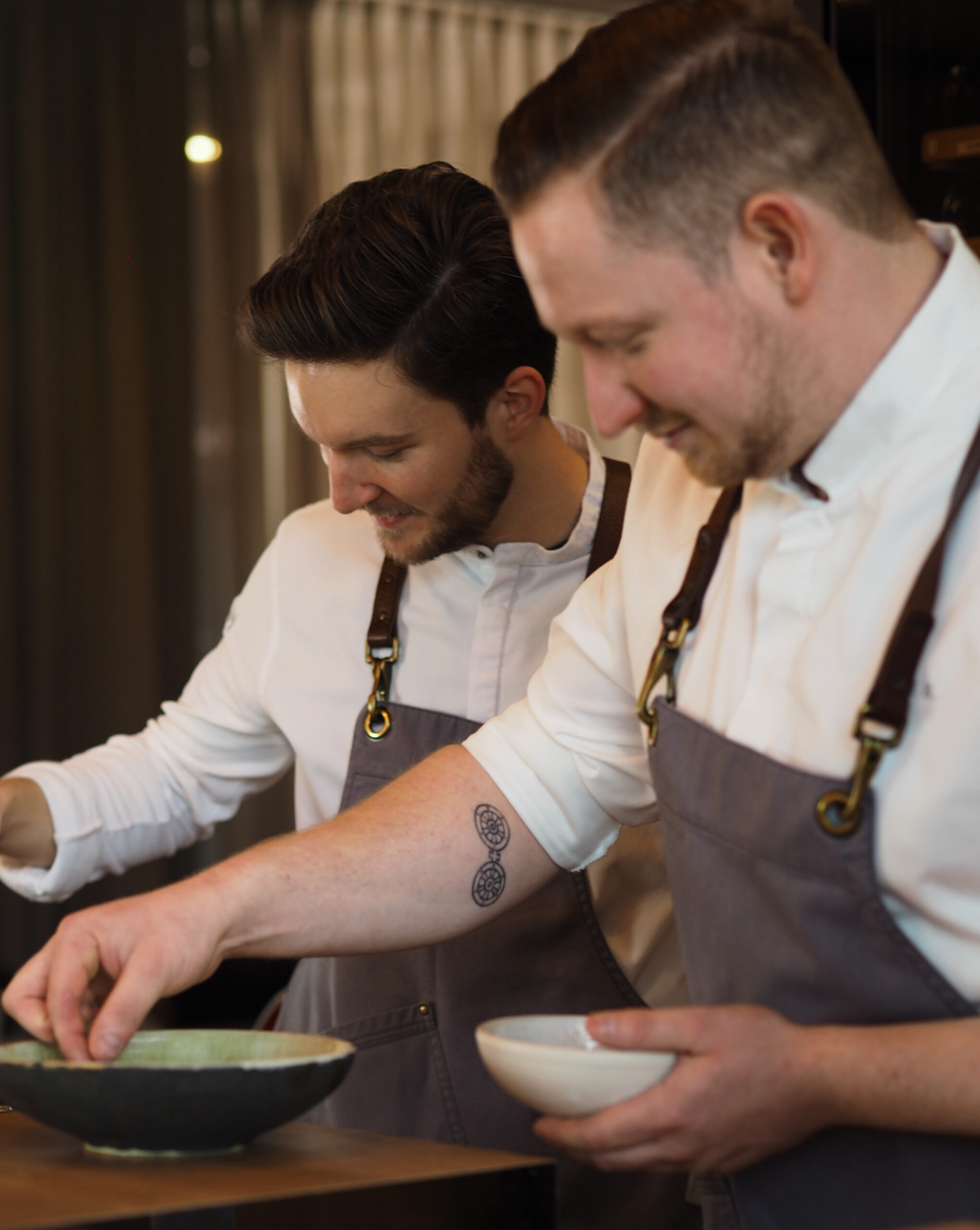 Küchenchef Helge Straub mit Mitarbeiter Tim Eckert beim Anrichten