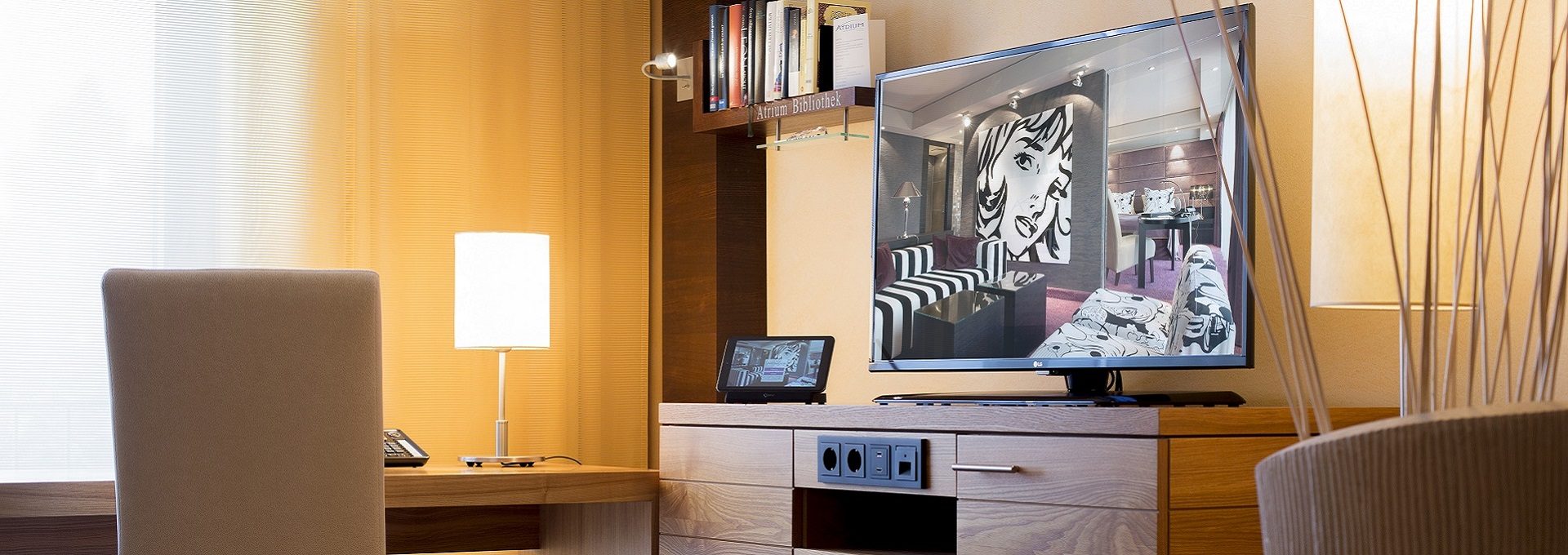 Deluxezimmer Detailaufnahme Flatscreen Suitepad Schreibtisch